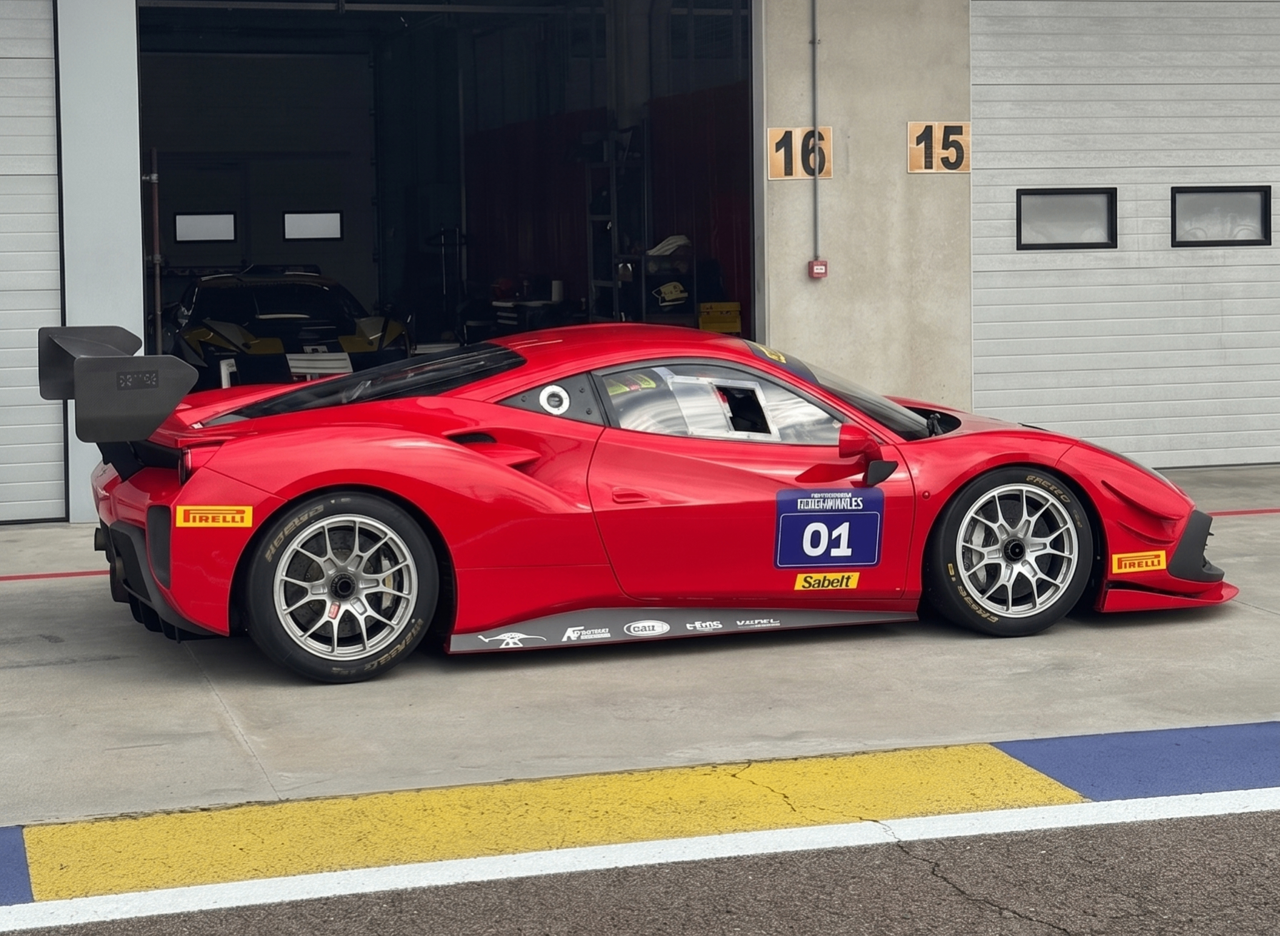 Partecipanti in pit lane con supercar